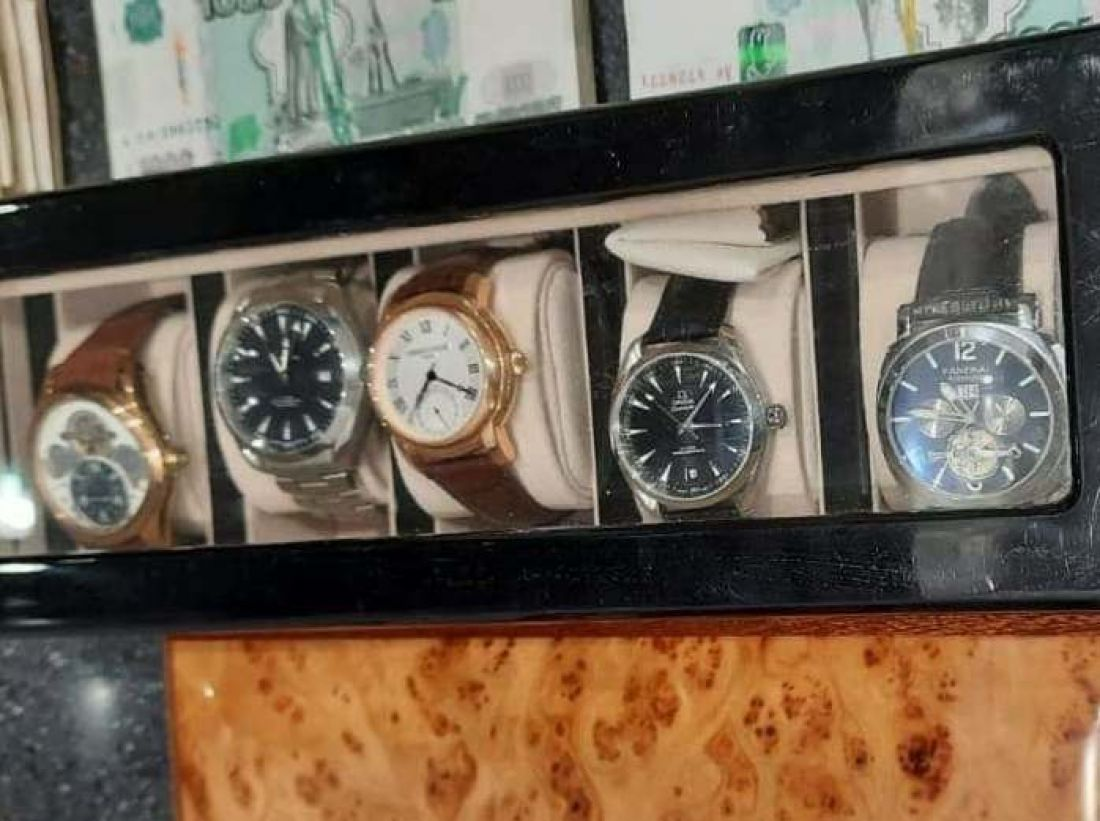 Коллекционер часов. Коллекция часов губернатора. Часы губернаторские. Белозерцев и часы.