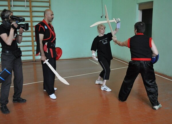 Мастер-класс по матраку в СПб. Слева - норвежское ТВ снимает фильм о боевых искусствах с оружием.