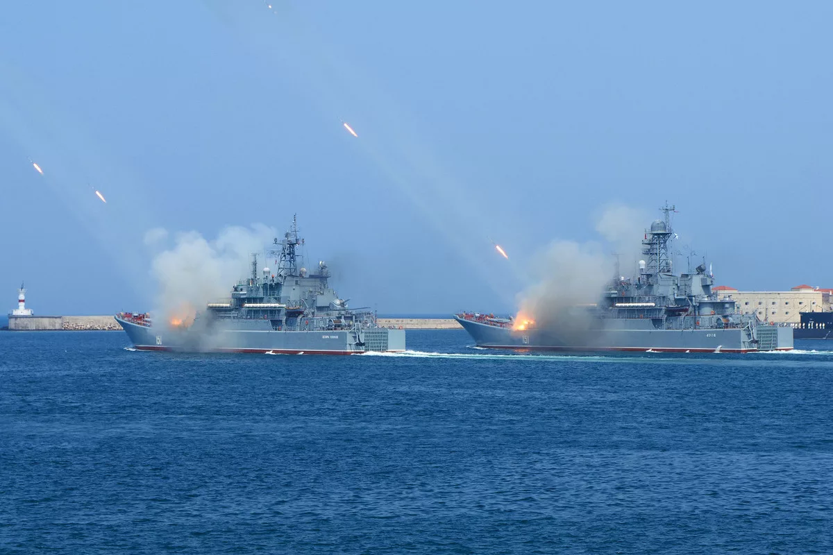 Десантный корабль в черном море. Черноморский флот ВМФ РФ корабль. Корабль Куников Черноморский флот.