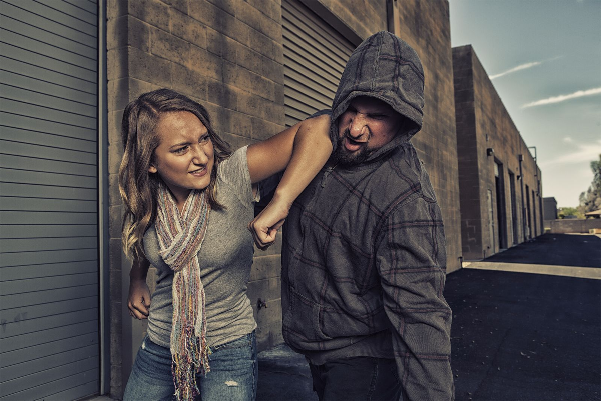 Девушки защищаются. Девушка защищается. Self Defense. Парень защищает девушку от хулиганов