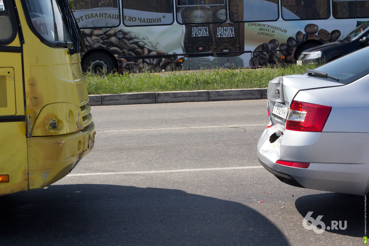 Будете в Чебоксарах — уезжайте со светофоров как можно скорее. Пилоты местных рейсовых автобусов любят на досуге подтолкнуть кого-нибудь. Для скорости, так сказать. Фото: 66.RU