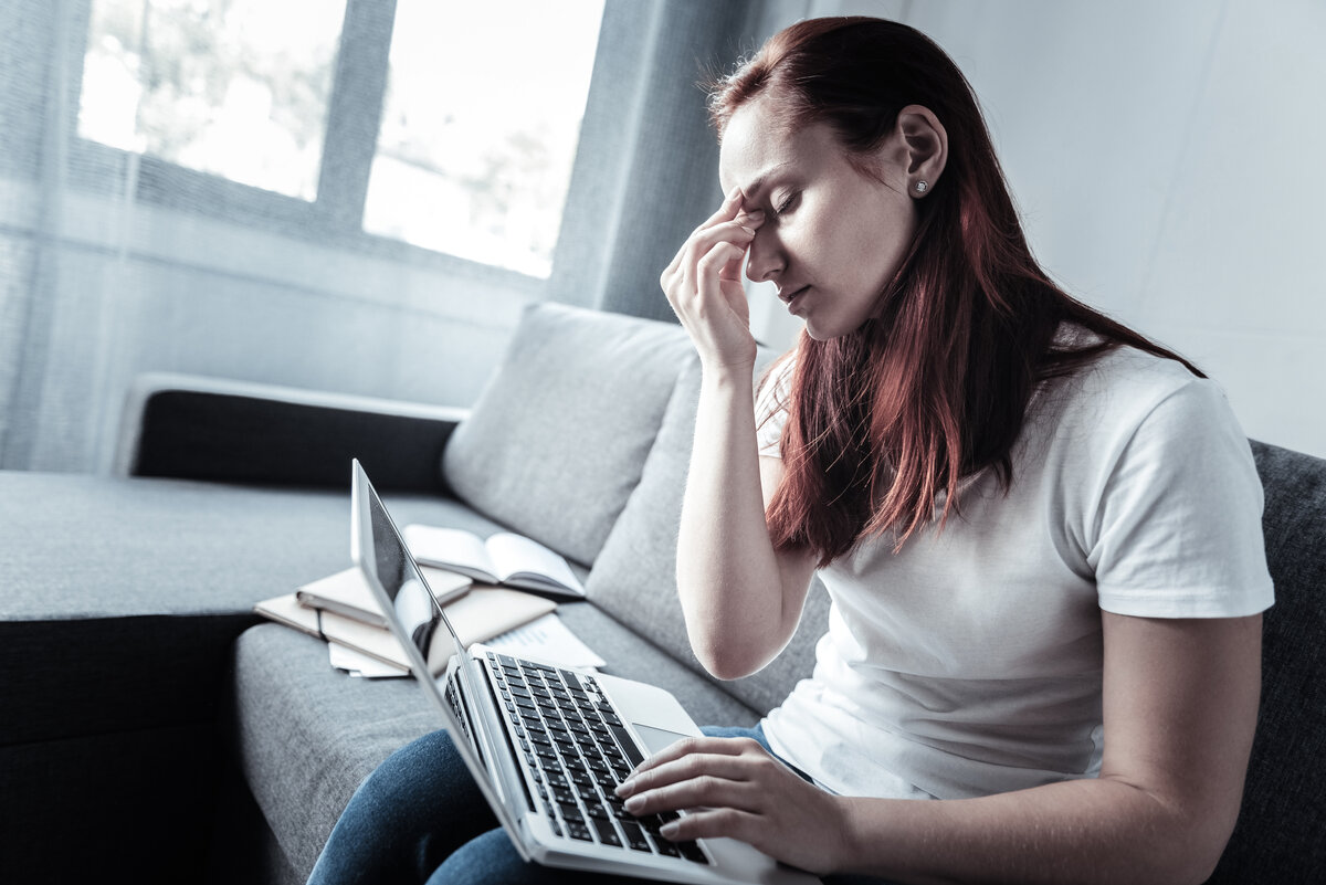 Need relax. Грусть на работе. Несчастная женщина картинки. Девушка в стрессе на диване. Грустная уставшая девушка для презентации