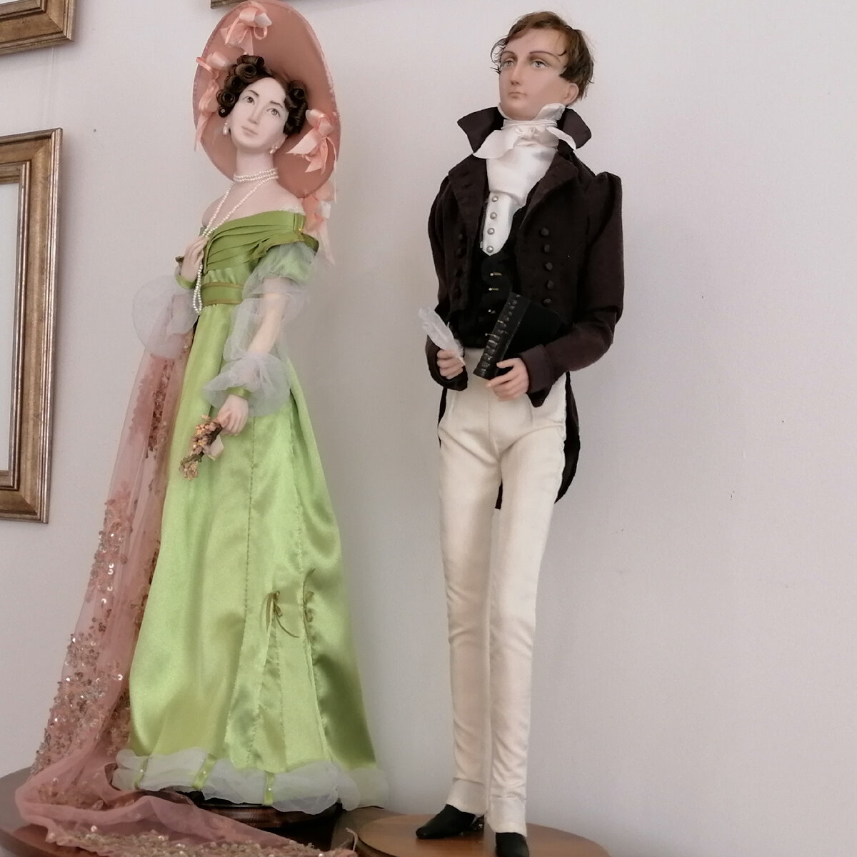 Личное фото. Куклы, изображающие Д.В. Веневитинова и З. Волконскую. Подарены художницей музею. 