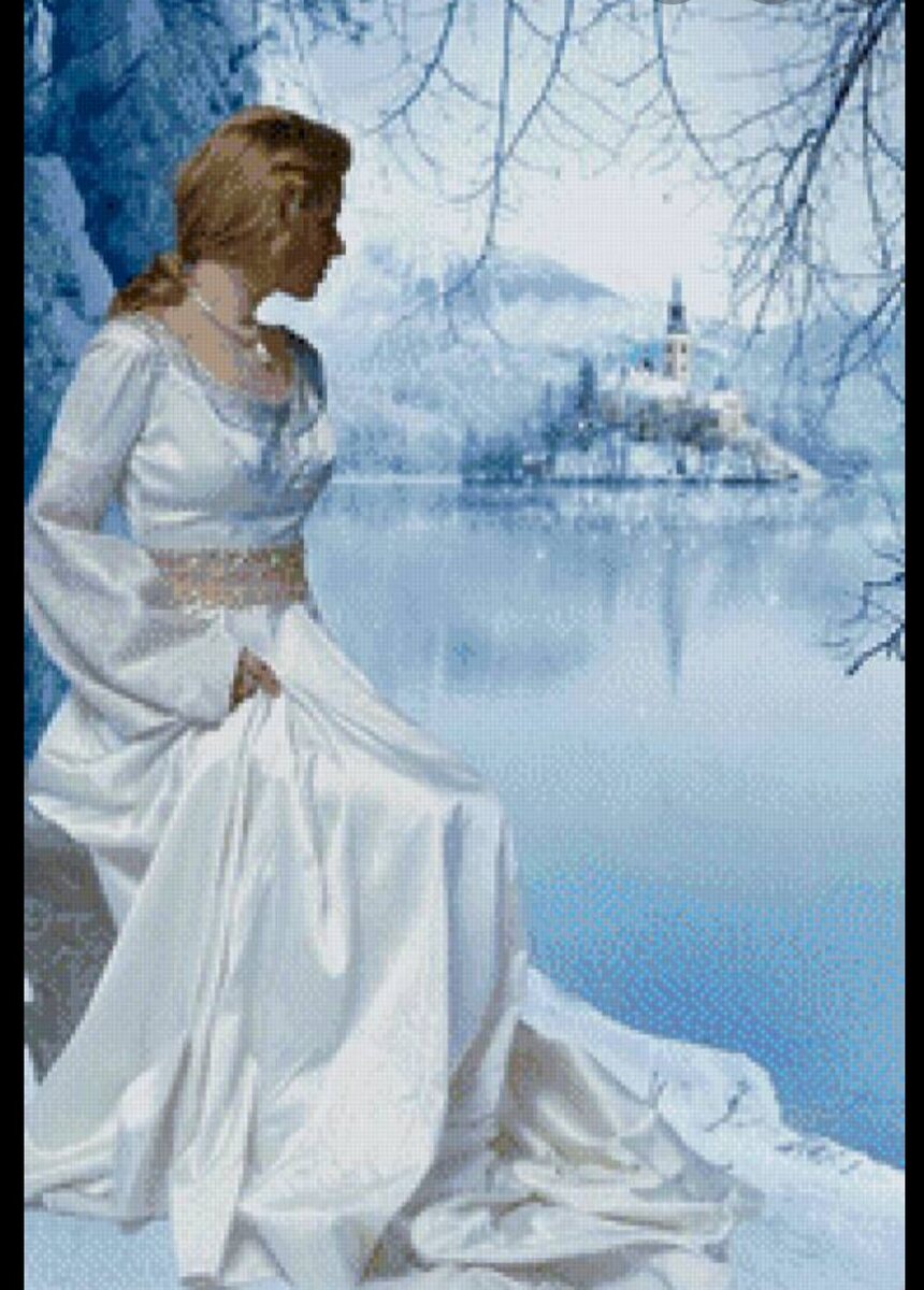 Платья были более целомудренными, в основном белого или бирюзового цвета.