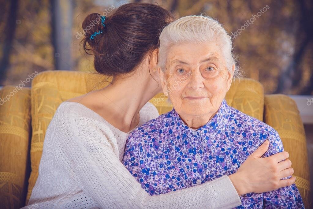 Обнимаю бабушку бабушку мою слушать. Девушка и пожилая бабушка. Молодая девушка и бабушка. Бабушка обнимает. Молодая обнимает бабушка.