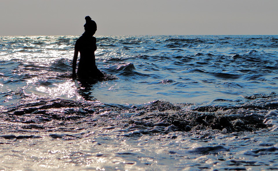 Заходит в воду. Отмели в океане. Заходит в море. Поплыла в океан. Купаются на берегу океана.