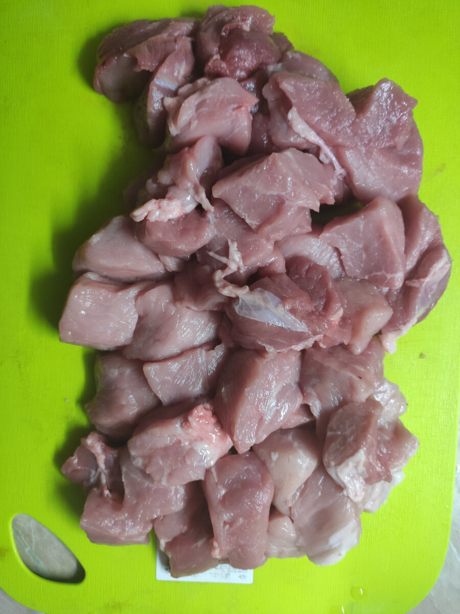 Мясо режем на куски как на шашлык и перед тем как закинуть в казан, сдабриваем специями. Специи:перец чёрный из мельницы, кориандр свежемолотый. 