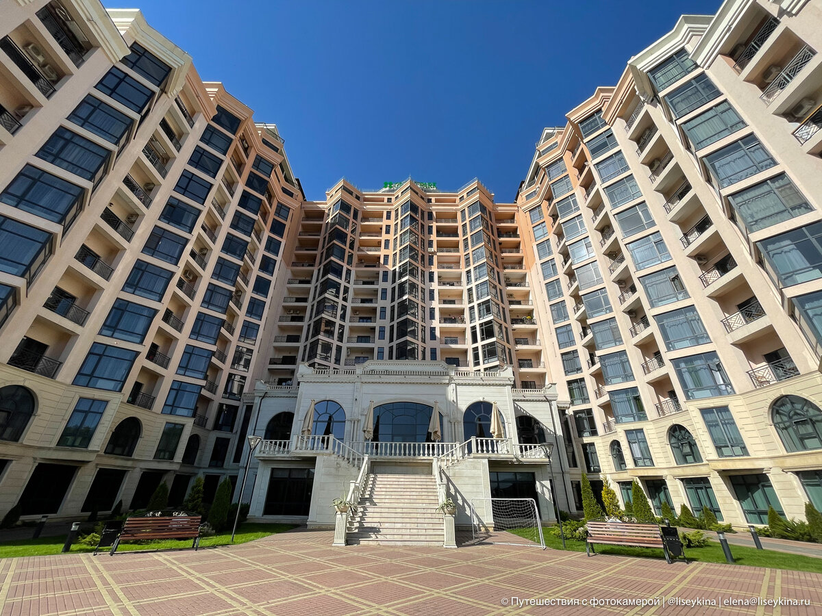 Решила ничего не выдумывать и забронировала квартиру в том жилом комплексе, где проживала во время пресс-тура. Говорят, он самый лучший в Кисловодске.