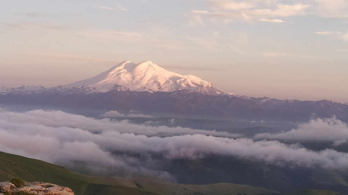 Вид на Эльбрус с плато Бермамыт. Фото наше