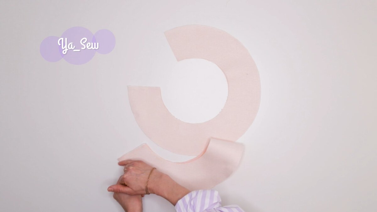 Стачать детали поля по боковым срезам припуски разутюжить. 