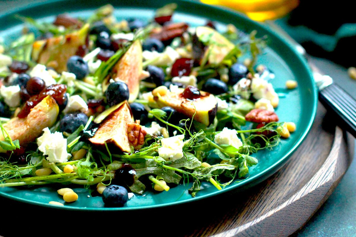 Очередной интересный салат с рукколой, черникой и инжиром от Елены @urbanistka_vl