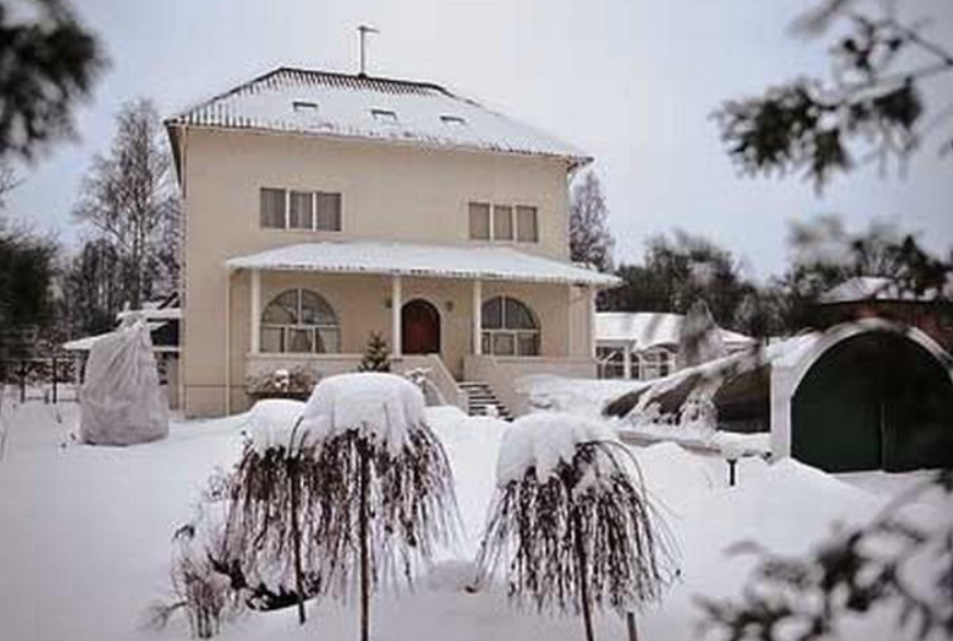 Дом Александра Буйнова в зимнее время. Фото domzamkad.ru