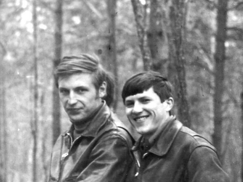 Весна. В сосне что-то празднуем. С любимым замполитом. Фото из архива автора.