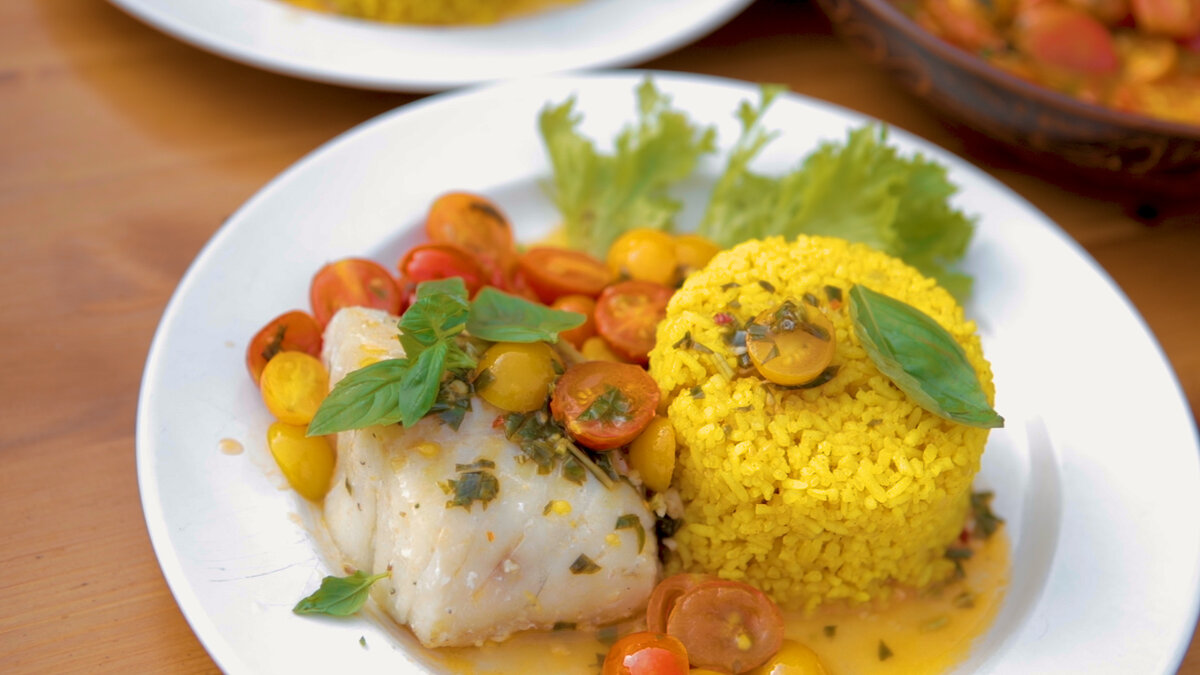 Треска  в соусе из белого вина, томатов-черри и базилика.