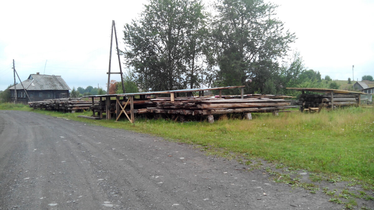 Разобранный сруб Варваринской церкви. Поселок Типиницы, июль 2016 г.