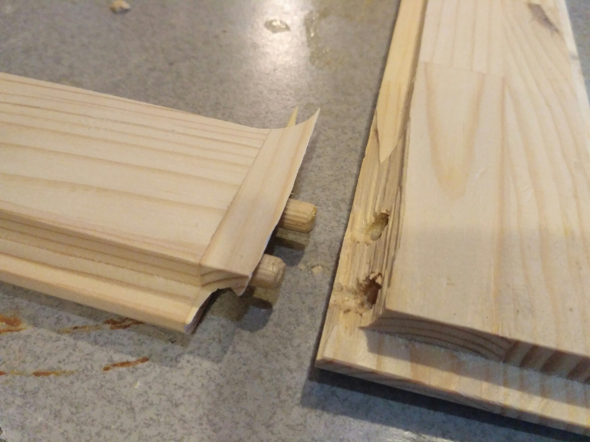 Соединение получается крепким. Но при падении на пол всё равно развалилось. Сверлить надо на высоких оборотах и острым сверлом.