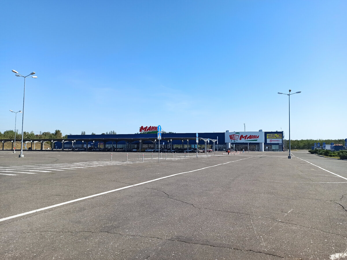 Парковка гипермаркета "Манна" в Ленинском районе Донецка.