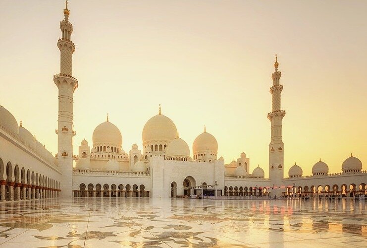 Большая мечеть шейха Зайда в Абу-Даби - одна из немногих в стране, открытых для немусульман