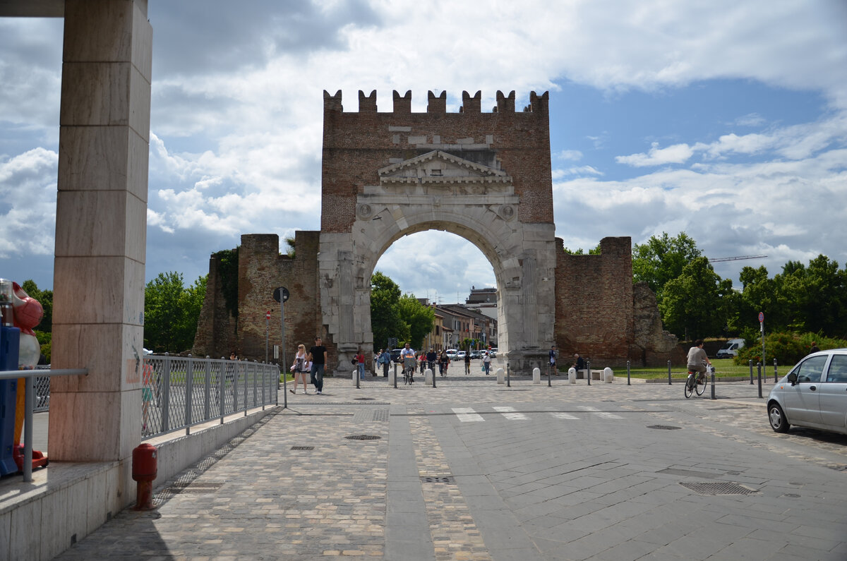  Арка Императора Августа, Римини