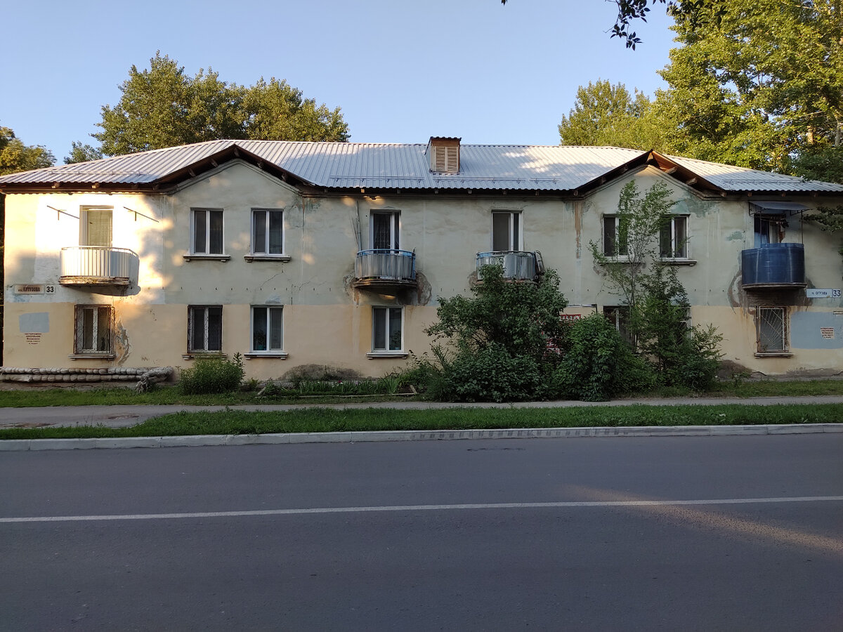 Ещё немного "первых домов" города. 