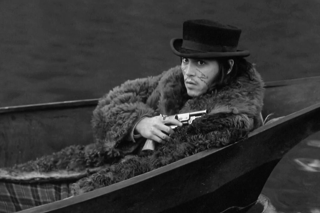 В 1995 году независимый американский режиссёр Джим Джармуш выпустил в свет фильм «Мертвец» (англ. Dead Man). Фильм не имеет определенного жанра, одни называют его притчей, другие замысловатым артхаусом с множеством головоломок, загадок и отсылок.  Одно могу сказать точно, чтобы понять эту , без сомнения, уникальную картину одного просмотра будет недостаточно. Это вам не фильм на один раз. Так что же хотел показать нам Дж.Джармуш? Ниже мы рассмотрим самые популярные теории, найденные на просторах интернета.
