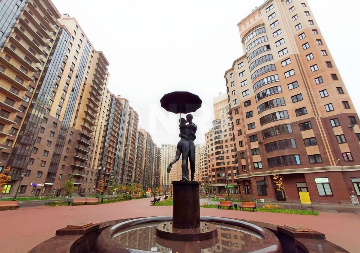 Слева дом "Отделстроя", справа - "Строительного Треста". Каштановая аллея дома 2 и 3.