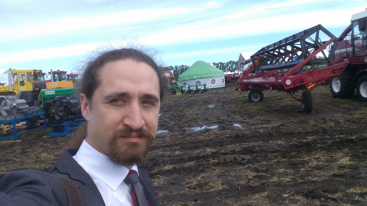 Организаторы, видимо, и сами плохо представляли себе, как надо одеваться на такое мероприятие, как чемпионат по пахоте. Даже тем, кто просто обслуживает процесс. Кстати, оцените, как я выгляжу с бородой и усами.