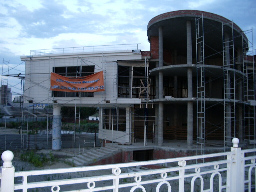 Это строительство ресторана Мост на Кубанонабережной у Поцелуева моста. 