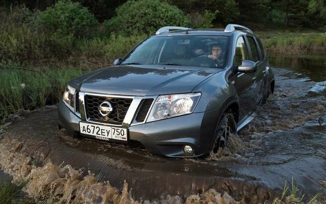 Новый Террано, по причине более богатого оснащения, дороже аскетичного Дастера на 200-300 тысяч рублей. Почти всю эту разницу лет за пять кроссовер сбрасывает — на вторичке он лишь немногим дороже французского брата. Тем не менее, спросом не пользуется. Перепродать без проблем получается лишь 2-4-летние кроссоверы с пробегом до 50 тысяч километров. Пятилетние же машины застаиваются у продавцов, и не важно, 1,6-литровый ли у кроссовера двигатель с механикой или 2-литровый с автоматом. 