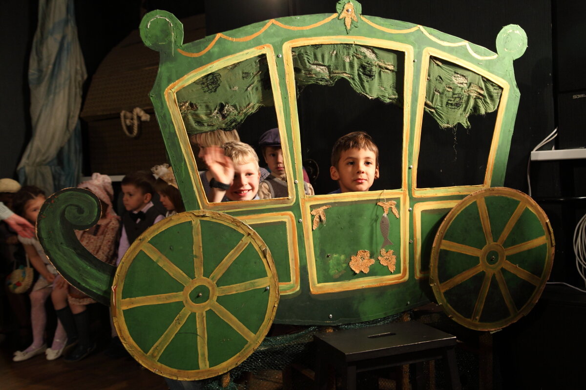 Все время ищу какие-то оригинальные Зеленые кареты для статей этого цикла. Это - фрагмент из спектакля с таким легендарным названием.