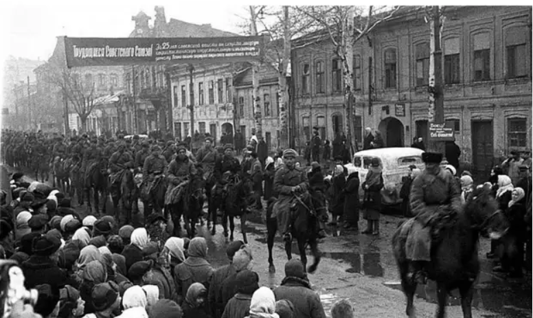 Советские войска входят в освобожденный Ростов-на-Дону 1943 год