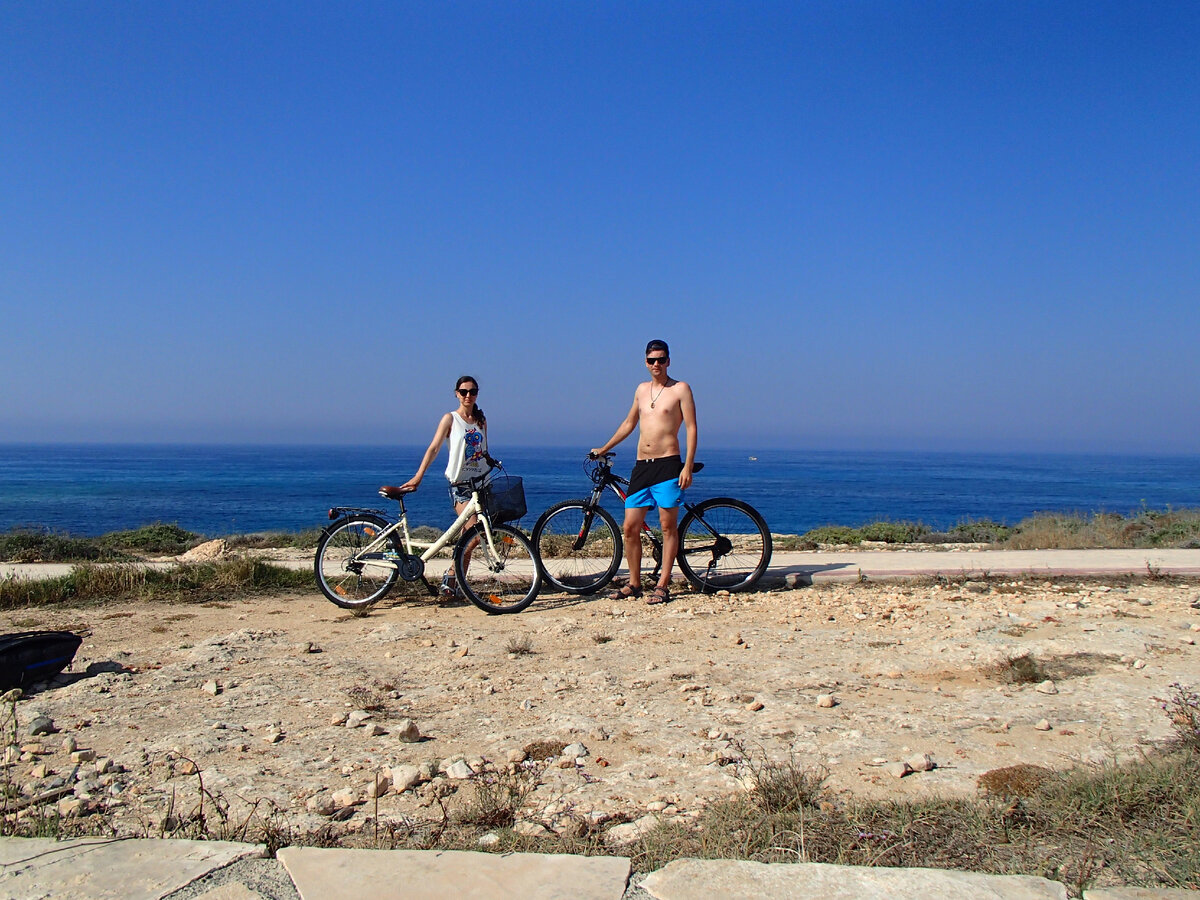 На Кипре мы решили отправится на прогулку по мысу Греко на велосипедах 