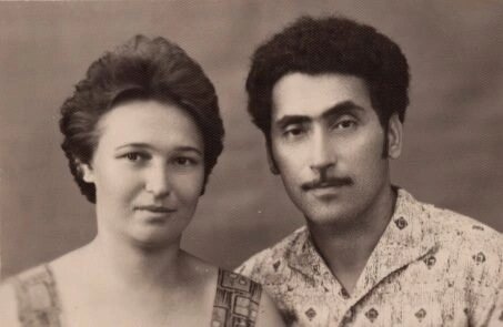 Мама: Антонина Николаевна, русская степная казачка дворянского рода. Отец: Мислюм Моисумович, чистокровный иранец княжеских кровей – инженер по снабжению в авторемонтной мастерской. 