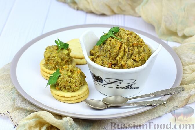 шампиньоны, морковь, лук репчатый, масло растительное, соль, перец чёрный молотый