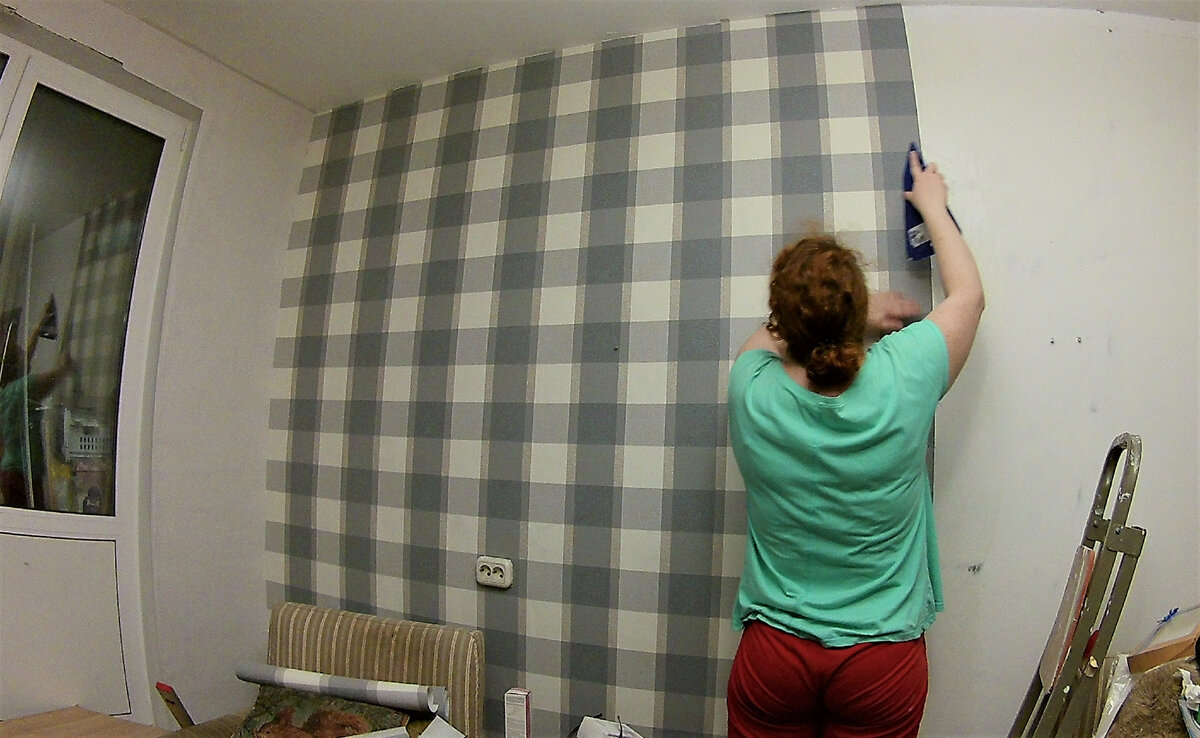 Зачастую в домах стены, полы и потолки не состыковываются под 90˚, поэтому клеить обои «от потолка» – плохая идея. В итоге на клетчатой стене виден крен потолка в 10-15˚.