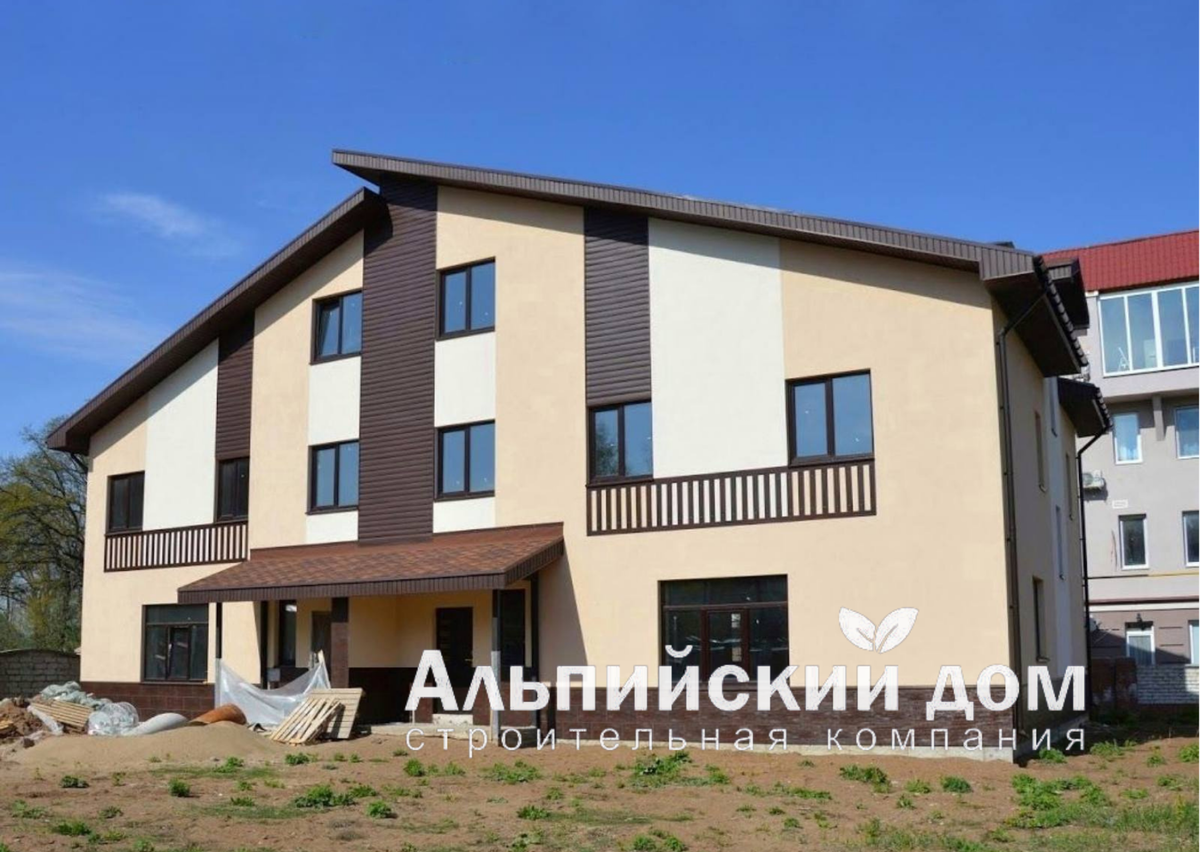 Современный каменный дом с комбинированным фасадом