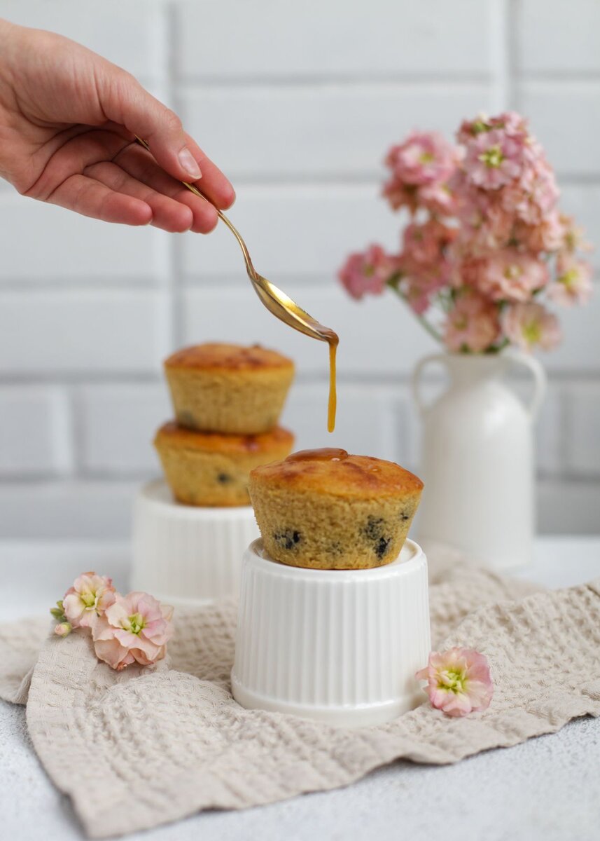 Экспромт от Даши Третьяковой - кексы из муки из зеленой гречки и козьего сыра с изюмом. Получилось неплохо, верно? Вот такой маленький обед можно взять с собой  - и наслаждаться в любое время и в любом месте. https://t.me/wellness_hedonism