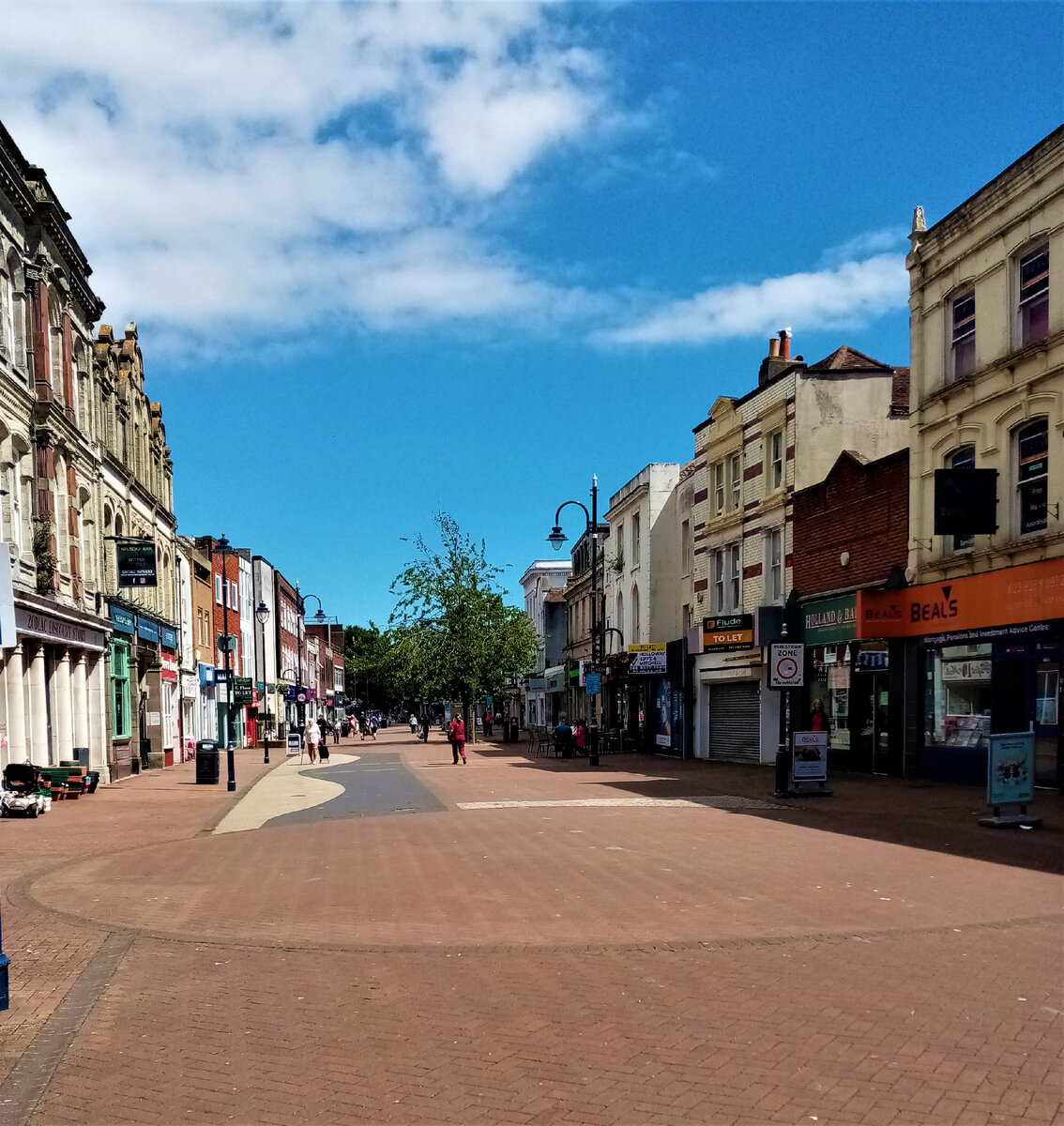 Улица High Street, местный Старый Арбат.