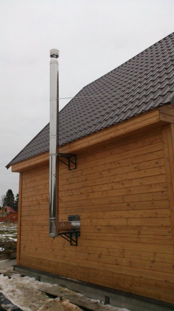 Дымоход из матовой нержавейки.