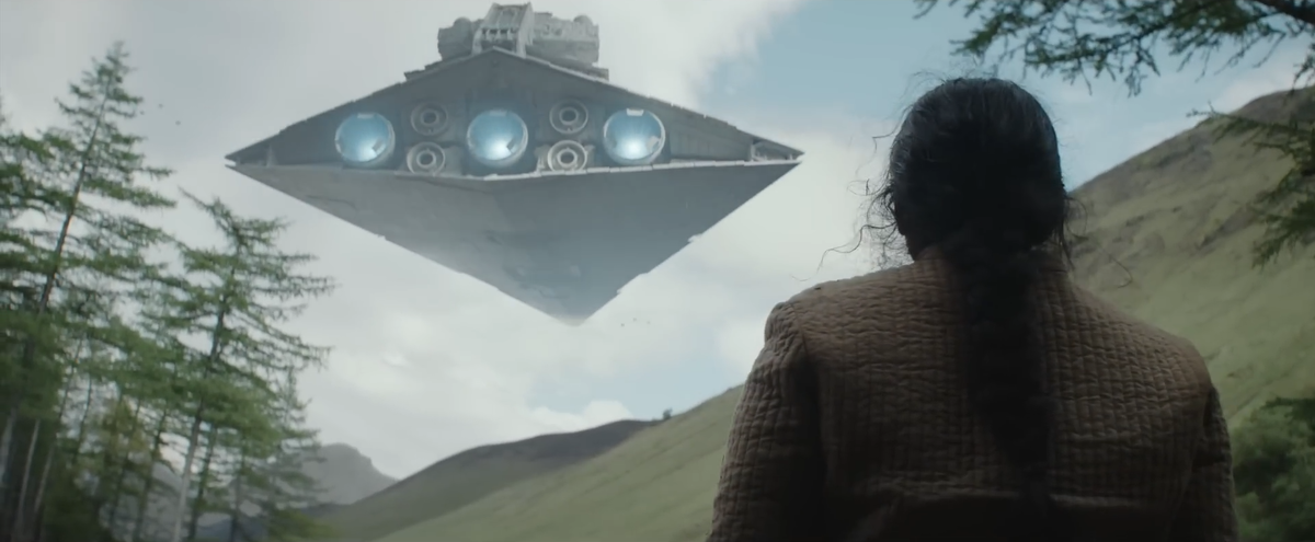 Звёздный разрушитель типа "Император" в атмосфере. Если честно, его заход выглядит будто проход авианосной ударной группировки у берегов самой отсталой страны. 