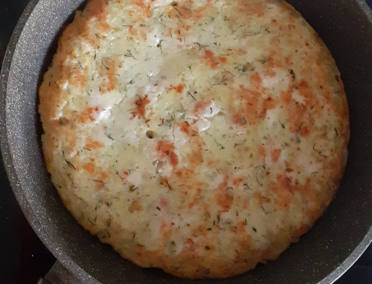 Картофельный пирог с грибами на сковороде