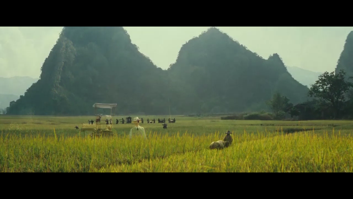 Переезд Уолтера и Китти из Шанхая в Мэйтон - Фу. Кадр из фильма.