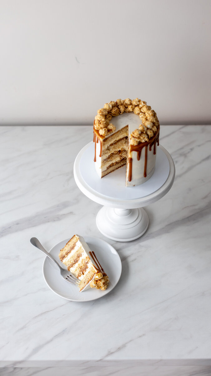 Торт с декором из карамели и попкорна