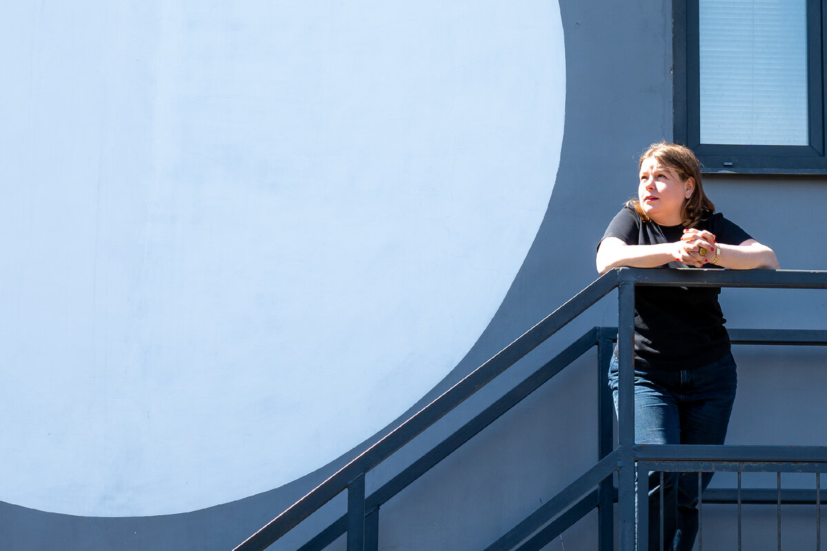 Всем привет! меня зовут Елена Сокол и я логопед-практик. Я помогаю обычным мамам из нашей с вами жизни заниматься с детьми самостоятельно. Адепт семейного образования.