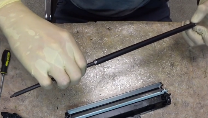 Фото 19. Вытираем кромку дозирующего лезвия сухой материей