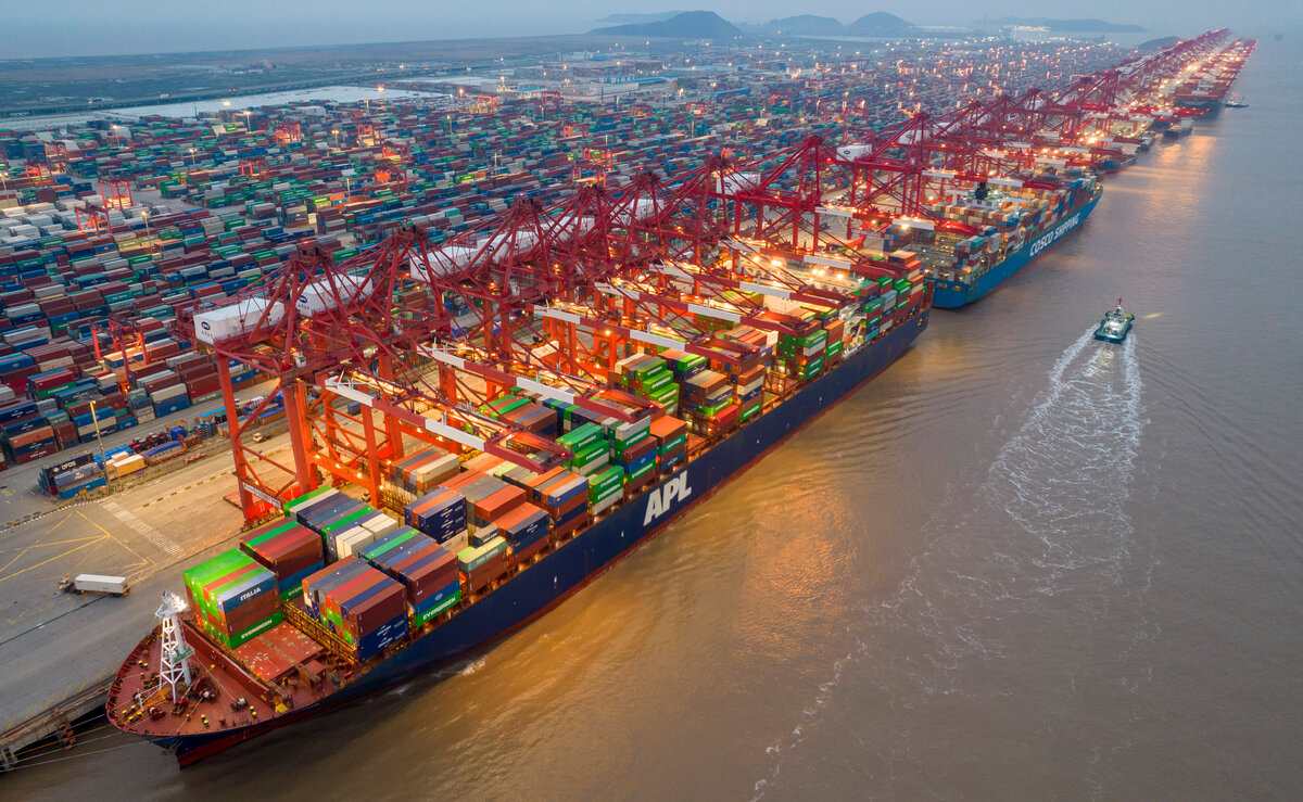 Порт в Шанхае. Для обеспечения высоких объёмов производства требуются ресурсы и энергия. Это сегодня основа для создания конкурентных товаров.  