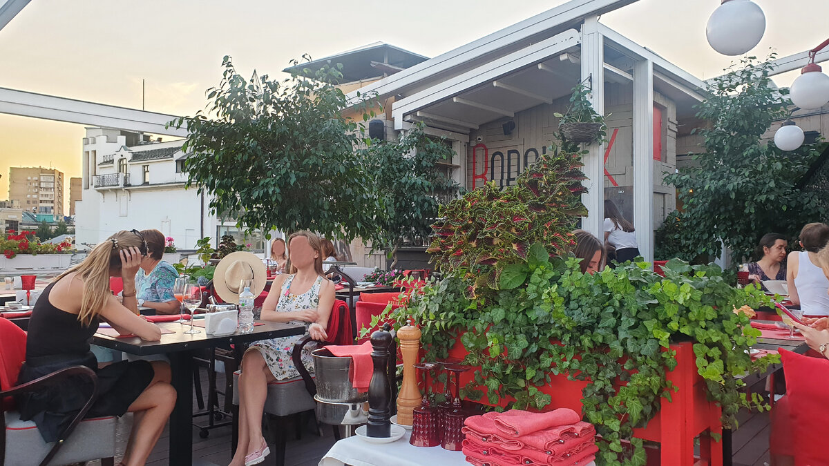 Дамы нежатся...