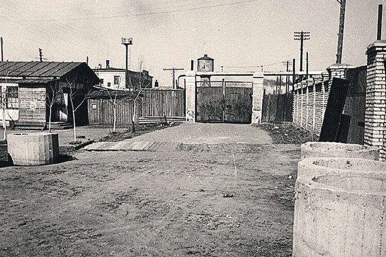 Первая проходная завода на момент стройки. Архивное фото МНПЗ 
