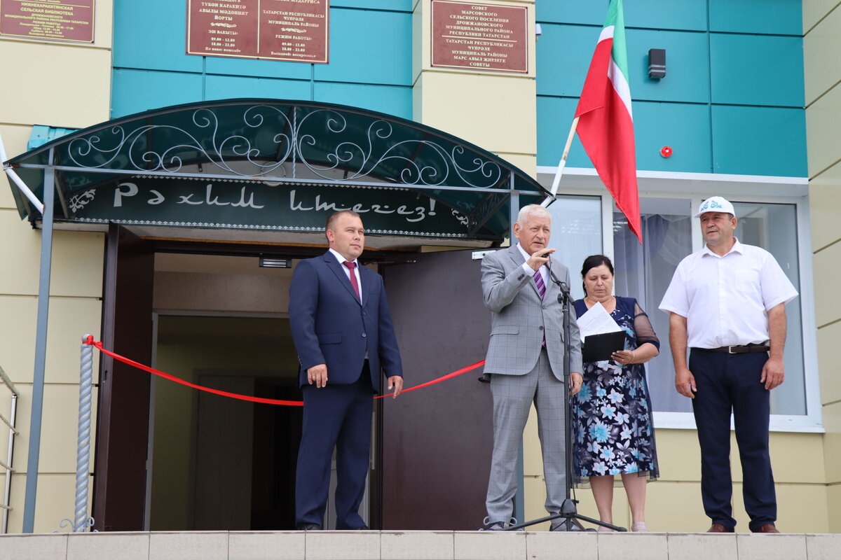 Нияз Зайнуллович Хисметов и Рафик Мансурович Замалетдинов (справа) на церемонии  открытия обновленного Дома культуры в Нижнем Каракитане