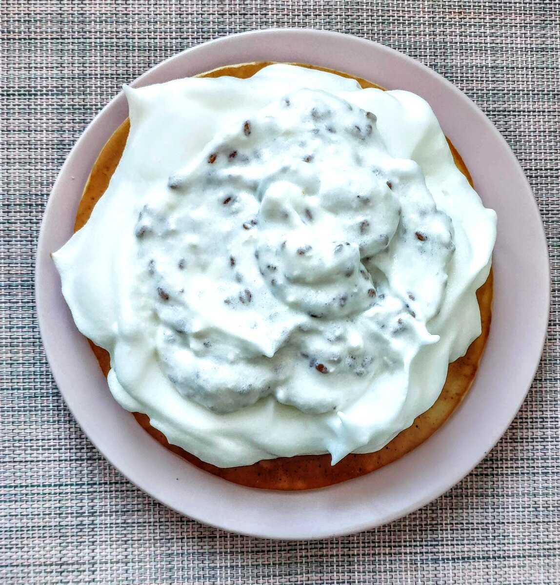 Не представляете, ни у кого из девочек нет рецептов с семечками льна. Еле откопала свой архивный вариант десертного овсяноблина. Тут взбитые белки со стевией и запаренные семечки льна с ложкой творожного сыра, такая паста у меня получалась. Не готовила это лет сто.